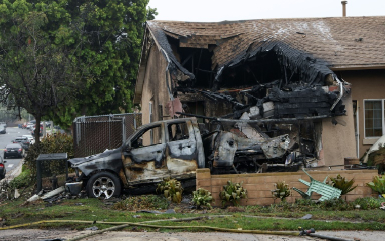 Une maison partiellement détruite après le crash d'un avion privé dans un quartier résidentiel de San Diego, en Californie, le 22 mai 2025 ( AFP / Sandy Huffaker )