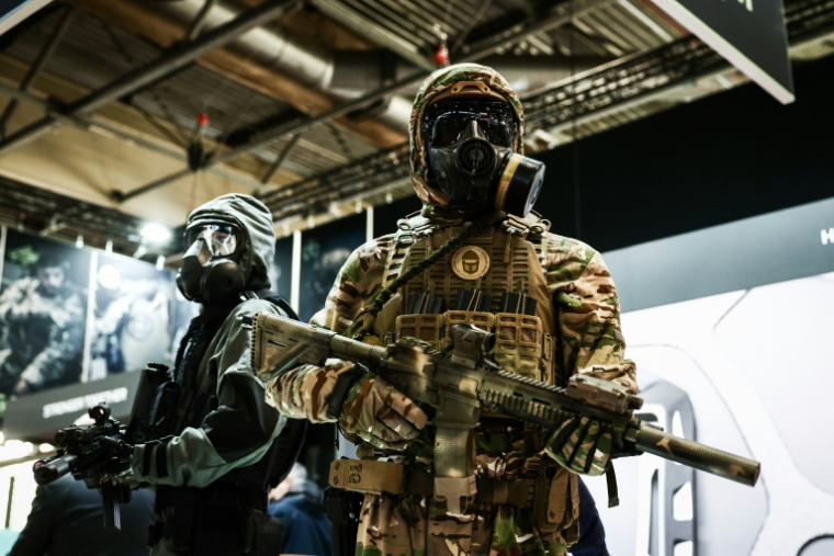 Des mannequins en tenue de camouflage au salon Milipol à Villepinte, près de Paris, le 18 novembre 2025 ( AFP / Thibaud MORITZ )