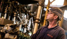 Un salarié du verrier Arc travaille, le 27 juin 2016 à Arques (Pas-de-Calais) ( AFP / PHILIPPE HUGUEN )