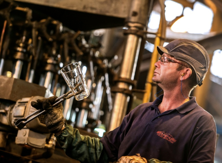 Un salarié du verrier Arc travaille, le 27 juin 2016 à Arques (Pas-de-Calais) ( AFP / PHILIPPE HUGUEN )