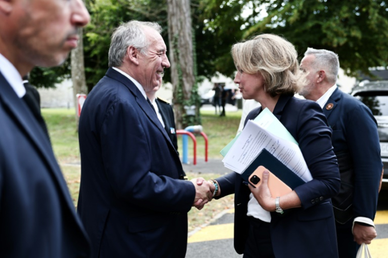 Le Premier ministre François Bayrou et la secrétaire générale de la CFDT Marylise Léon lors de l'unversité d'été de la centrale syndicale à Boissy-la-Rivière, le 26 août 2025 dans l'Essonne ( POOL / Thibaud MORITZ )
