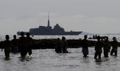 Un navire militaire patrouille près du fort de Bregancon, à Bregancon