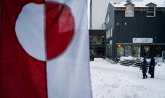 Un drapeau groenlandais dans une rue de Nuuk, la capitale de l'île arctique, le 14 janvier 2026 ( AFP / Alessandro RAMPAZZO )