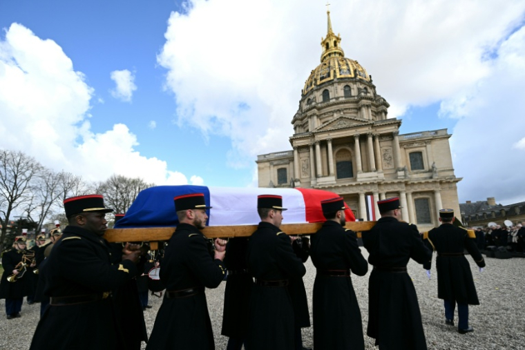 Des membres de la Garde républicaine portent le cercueil de l'ancien Premier ministre socialiste Lionel Jospin lors d'un hommage national à l'Hôtel des Invalides à Paris, le 26 mars 2026 ( AFP / Bertrand GUAY )