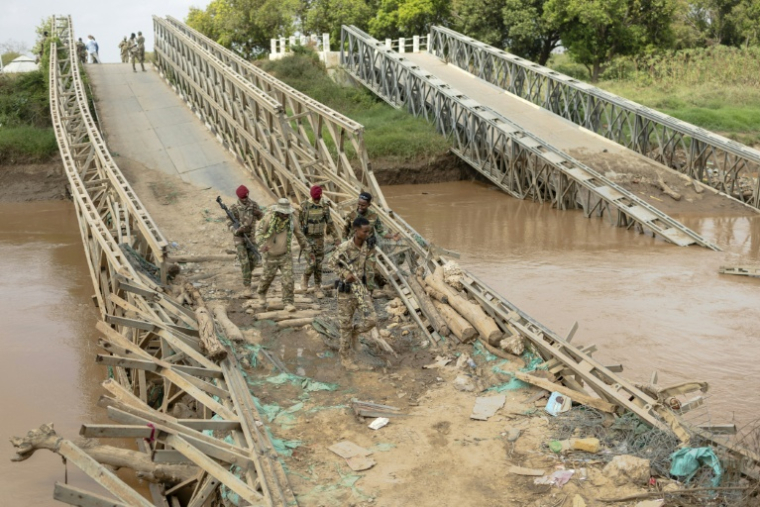 Des soldats de l'armée nationale de Somalie (SNA) sur un pont enjambant le fleuve Shabelle, détruit par les rebelles islamistes somaliens shebab, près de la localité de Bariire, le 11 novembre 2025 ( AFP / Tony KARUMBA )