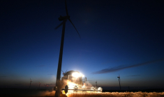 Pour ménager les corps et limiter les risques d'incendie, les agriculteurs moissonnent tôt le matin et le soir jusquà la nuit tombée ( AFP / JEAN-FRANCOIS MONIER              )