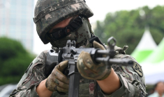 Des soldats sud-coréens participent à un exercice antiterroriste dans un hôtel à Séoul, le 19 août 2026, en marge d'un exercice militaire conjoint entre la Corée du Sud et les États-Unis baptisé "Ulchi Freedom Shield" ( AFP / Jung Yeon-je )