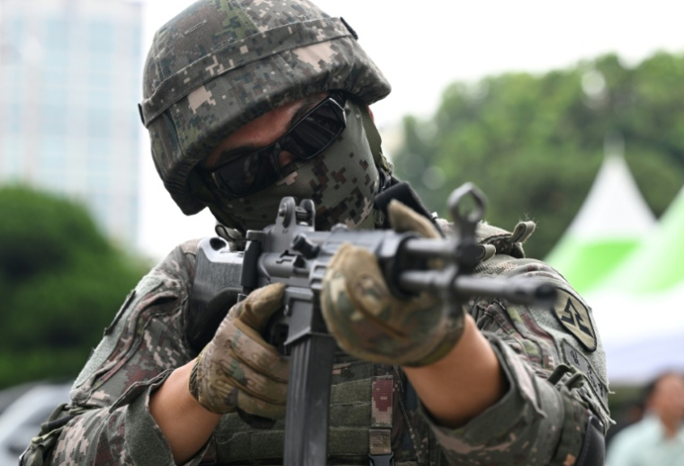 Des soldats sud-coréens participent à un exercice antiterroriste dans un hôtel à Séoul, le 19 août 2026, en marge d'un exercice militaire conjoint entre la Corée du Sud et les États-Unis baptisé "Ulchi Freedom Shield" ( AFP / Jung Yeon-je )