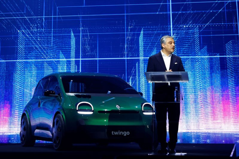 Luca de Meo à côté d'une nouvelle voiture électrique Renault Twingo