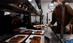 Un chef travaille dans la cuisine d'un hôtel à Pékin, en Chine