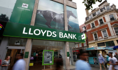 LE BÉNÉFICE DE LLOYDS PRESQUE ENTIÈREMENT AMPUTÉ PAR DES PROVISIONS