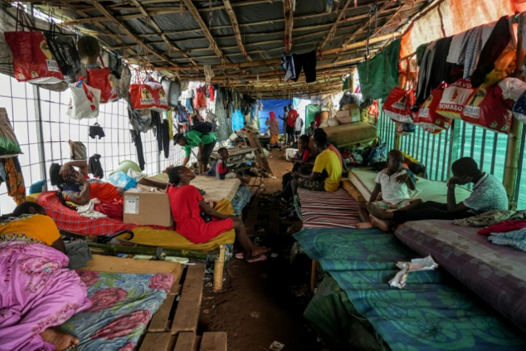 Des migrants dans un camp de fortune à Mamoudzou, à Mayotte, le 14 novembre 2025 ( AFP / Marine GACHET )