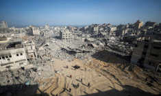 Les Palestiniens inspectent les dégâts après le retrait des forces israéliennes de l'hôpital Al Shifa de Gaza et de ses alentours