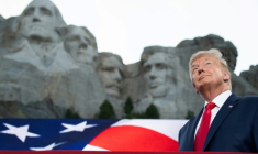 Donald Trump au Mont Rushmore, dans le Dakota du Sud, le 3 juillet 2020 ( AFP / SAUL LOEB )