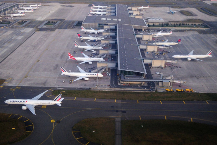 L'aéroport Roissy-Charles-de-Gaulle le 24 décembre 2025.  ( AFP / CHARLY TRIBALLEAU )