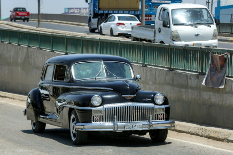Une automobile DeSoto de 1948 (Chrysler) restaurée, dans une rue de la localité d'Alexandrie, dans la province de Babel, le 27 mai 2025 en Irak ( AFP / Karar Jabbar )
