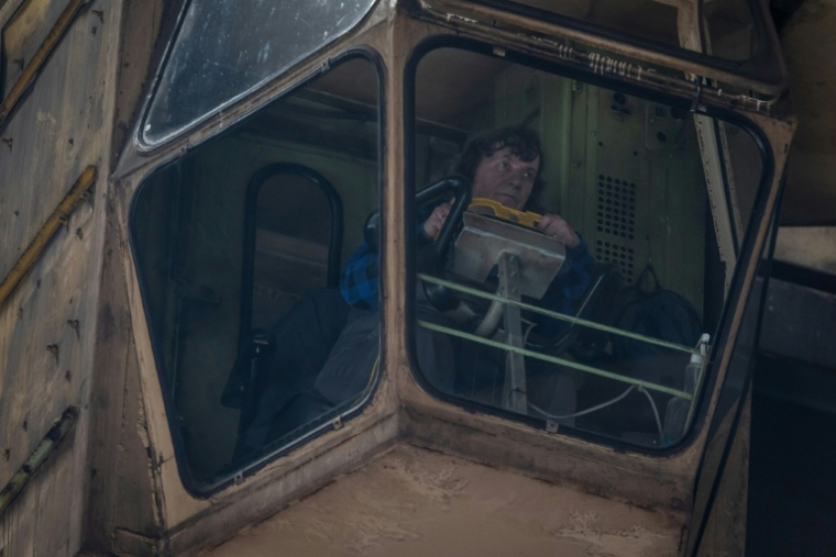 Halina Krauze manœuvre sa grue dans un centre de production des chantiers navals de Gdansk, le 6 mars 2026 ( AFP / Wojtek RADWANSKI )
