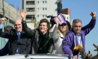 Le président argentin Javier Milei (2e.à.g) peu avant d'être la cible de projectiles, à Lomas de Zamora, en Argentine, le 27 août 2025 ( AFP / Juan Mabromata )