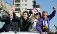 Le président argentin Javier Milei (2e.à.g) peu avant d'être la cible de projectiles, à Lomas de Zamora, en Argentine, le 27 août 2025 ( AFP / Juan Mabromata )