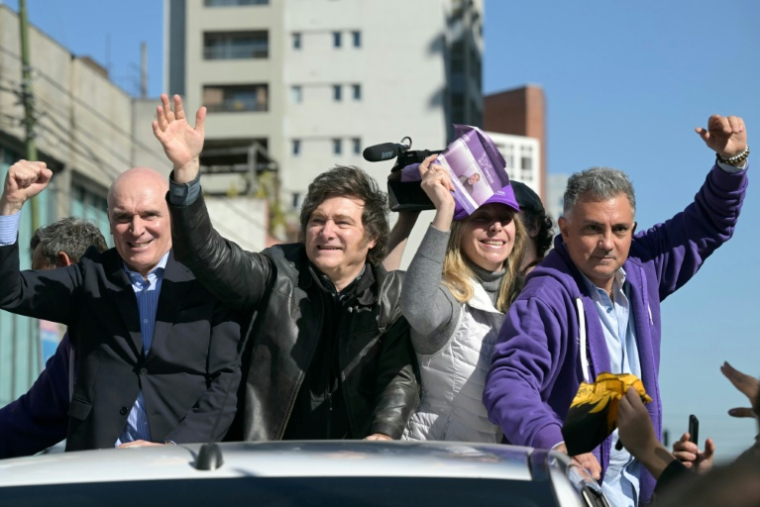 Le président argentin Javier Milei (2e.à.g) peu avant d'être la cible de projectiles, à Lomas de Zamora, en Argentine, le 27 août 2025 ( AFP / Juan Mabromata )