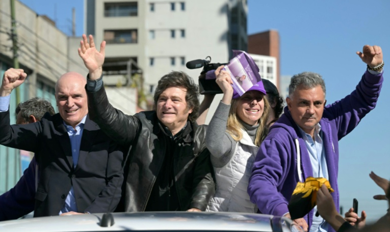 Le président argentin Javier Milei (2e.à.g) peu avant d'être la cible de projectiles, à Lomas de Zamora, en Argentine, le 27 août 2025 ( AFP / Juan Mabromata )