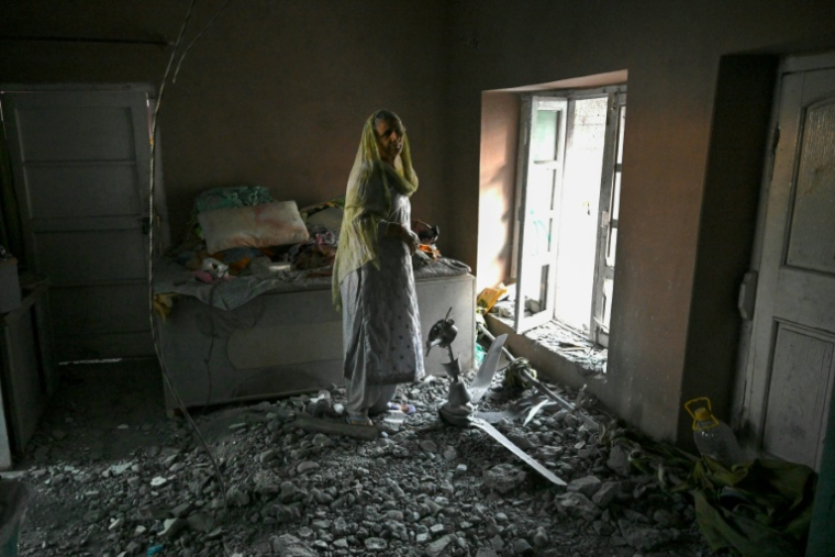 Une femme se tient dans son logement endommagé par un bombardement pakistanais, à Poonch, au Cachemire indien, le 14 mai 2025 ( AFP / Money SHARMA )