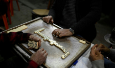 Des personnes jouent aux dominos à la terrasse d'un café avant la fermeture en application du couvre-feu, dans le centre-ville du Caire, le 2 avril 2026 en Egypte ( AFP / Khaled DESOUKI )