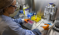 Un agent effectue une manipulation sous atmosphère contrôlée dans un laboratoire Urgo dédié au projet Genesis, sur le site d'Urgo à Chenove (Est de la France), le 16 décembre 2022. ( AFP / ARNAUD FINISTRE )