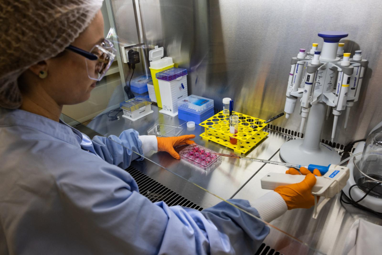 Un agent effectue une manipulation sous atmosphère contrôlée dans un laboratoire Urgo dédié au projet Genesis, sur le site d'Urgo à Chenove (Est de la France), le 16 décembre 2022. ( AFP / ARNAUD FINISTRE )