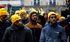 Des agriculteurs français de la Coordination Rurale se rassemblent avec leurs tracteurs devant la préfecture de la Haute-Vienne pour protester, à Limoges, France