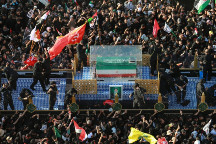 Une foule de personnes en deuil entoure le cortège funèbre transportant le cercueil d'Ali Khamenei, le guide suprême iranien assassiné, lors d'un cortège funèbre à Najaf, le 8 juillet 2026 en Irak ( AFP / Murtaja LATEEF )