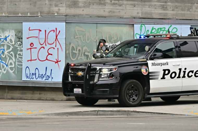 Un véhicule de police stationné à Los Angeles au lendemain de heurts entre les autorités et des manifestants, le 9 juin 2025 ( AFP / Frederic J. Brown )