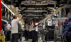 Des ouvriers travaillent dans une usine automobile à Martorell, près de Barcelone, en Espagne