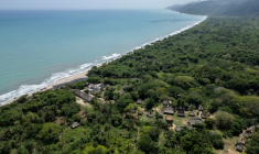 Vue aérienne d'un village indigène arhuaco dans le parc national de Tayrona, en Colombie, le 18 avril 2026 ( AFP / Luis ACOSTA )