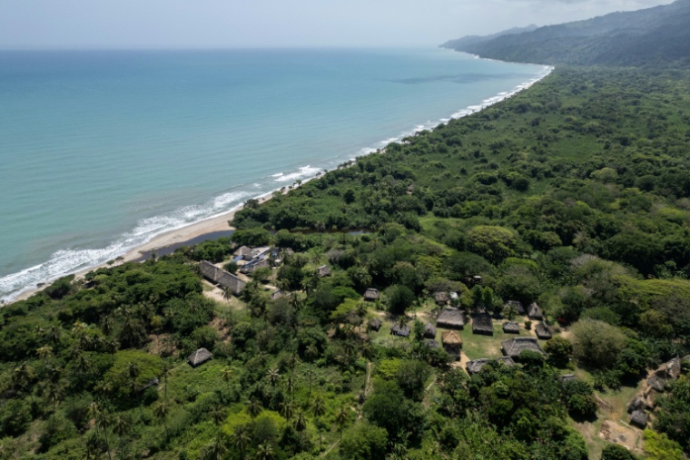 Vue aérienne d'un village indigène arhuaco dans le parc national de Tayrona, en Colombie, le 18 avril 2026 ( AFP / Luis ACOSTA )