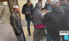 Des familles palestiniennes pleurent leurs morts après des frappes israéliennes à Rafah