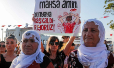 Rassemblement organisé à l'occasion de l'anniversaire de la mort de Mahsa Amini