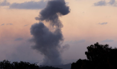 De la fumée s'élève après une frappe aérienne israélienne à Gaza, vue depuis le sud d'Israël
