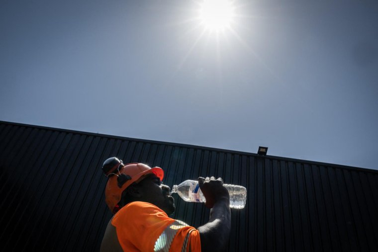 Près de 40 millions d’habitants sont concernés par la vigilance rouge canicule en France ( AFP / LOIC VENANCE )
