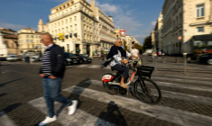 Piéton et cycliste dans le quartier du Vieux Port à Marseille, le 14 octobre 2025 ( AFP / Miguel MEDINA )