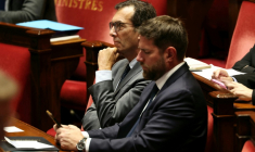 Le ministre du Travail, Jean-Pierre Farandou (g), et le ministre du Logement, Vincent Jeanbrun, à l'Assemblée nationale, le 14 octobre 2025 à Paris ( AFP / Thomas SAMSON )