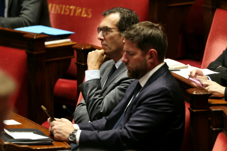 Le ministre du Travail, Jean-Pierre Farandou (g), et le ministre du Logement, Vincent Jeanbrun, à l'Assemblée nationale, le 14 octobre 2025 à Paris ( AFP / Thomas SAMSON )