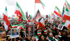 Des manifestants contre le régime iranien à Munich, en marge de la conférence de sécurité, le 14 février 2026 ( AFP / Michaela STACHE )