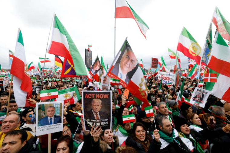 Des manifestants arborent des drapeaux iraniens frappés d'un lion et d'un soleil, symbole de l'ancienne monarchie, le 14 février 2026 à Munich, en marge de la Conférence sur la sécurité ( AFP / Michaela STACHE )