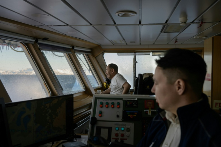 Des membres d'équipage observent les vagues se former depuis la timonerie du ferry Sarfaq Ittuk, près de Kangaamiut, au Groenland, le 14 mars 2026 ( AFP / Florent VERGNES )