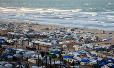 Des tentes de déplacés, sur le front de mer, dans la ville de Gaza, le 28 décembre 2025 ( AFP / Omar AL-QATTAA )