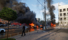 Des voitures en feu à Kyiv