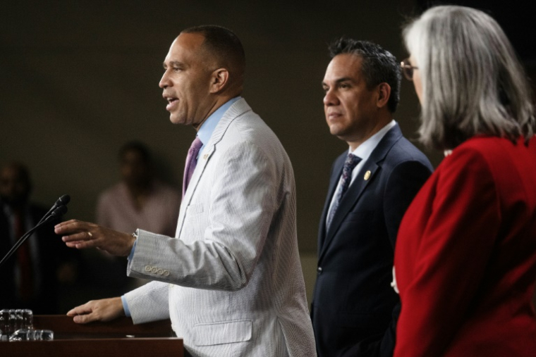 Le chef de la minorité démocrate à la Chambre américaine des représentants, Hakeem Jeffries (à gauche), aux côtés des élus démocrates Pete Aguilar et Katherine Clark, lors d'un point presse au Capitole de Washington, le 23 juillet 2025 ( AFP / Jim WATSON )