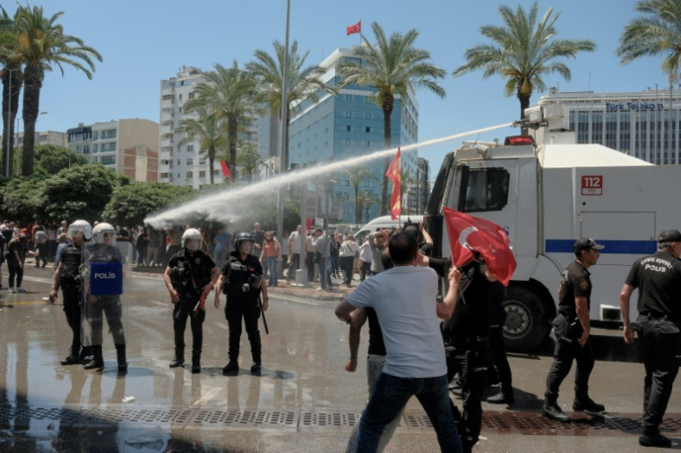 La police anti-émeute utilise des canons à eau pour disperser des manifestants lors d'un rassemblement organisé par l'ancien chef de l'opposition, Ozgur Özel, le 26 mai 2026 à Izmir, en Turquie ( AFP / Ramazan Yerlikaya )