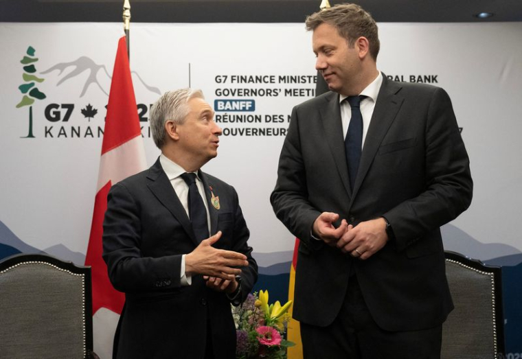 Le ministre canadien des Finances, François-Philippe Champagne (gauche) et le ministre allemand des Finances, Lars Klingbeil, à Banff, en Alberta